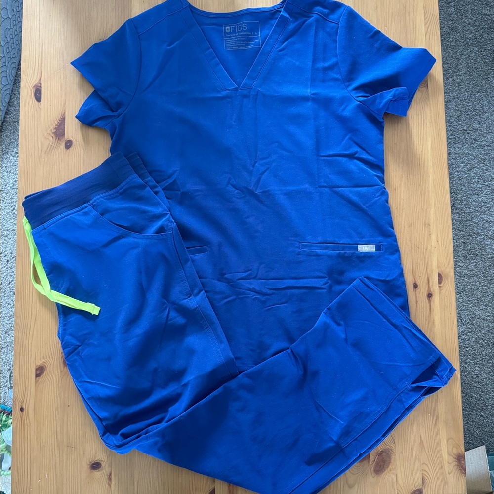 FIGS Women’s scrub set Electric Blue, Three Pocket Scrub Top, Kade Cargo Small